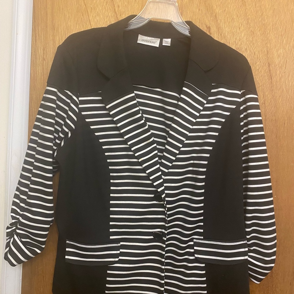 Lightweight blazer. Elbow length sleeve